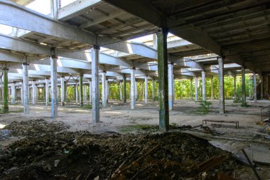 Yıkılan binanın çalıştı fabrika atölye 