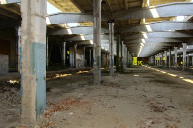 Yıkılan binanın çalıştı fabrika atölye 