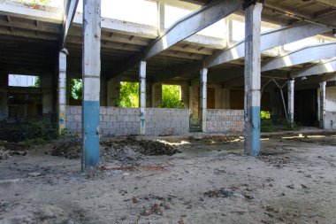 Yıkılan binanın çalıştı fabrika atölye 