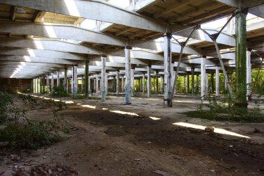 Yıkılan binanın çalıştı fabrika atölye 