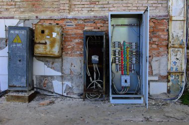 İnci dükkanın yıkılan binanın elektrik Distribütör