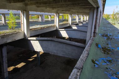 Yıkılan binanın çalıştı fabrika atölye 