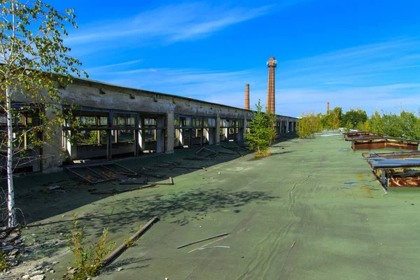 O edifício destruído da oficina da fábrica — Fotografia de Stock