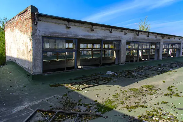 Yıkılan binanın çalıştı fabrika atölye 