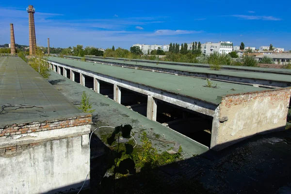 Das zerstörte Gebäude der Fabrikhalle, in dem — Stockfoto