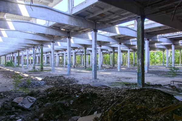 Yıkılan binanın çalıştı fabrika atölye 