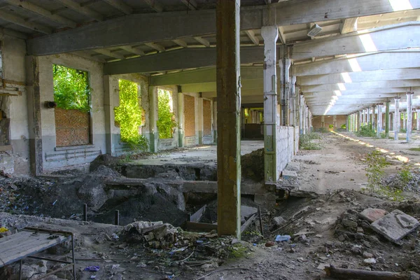 Den förstörda byggnaden av fabriken verkstaden som arbetade — Stockfoto