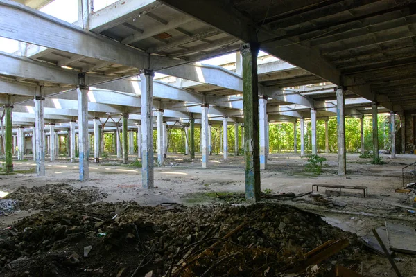 Yıkılan binanın çalıştı fabrika atölye 