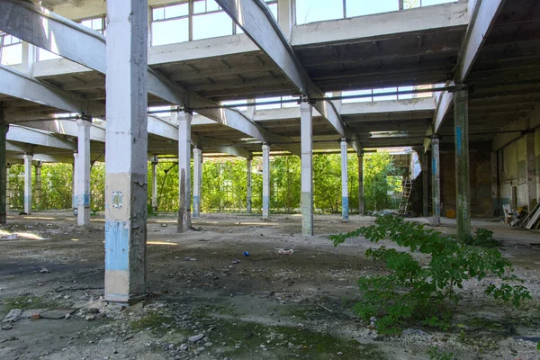 Das zerstörte Gebäude der Fabrikhalle, in dem — Stockfoto