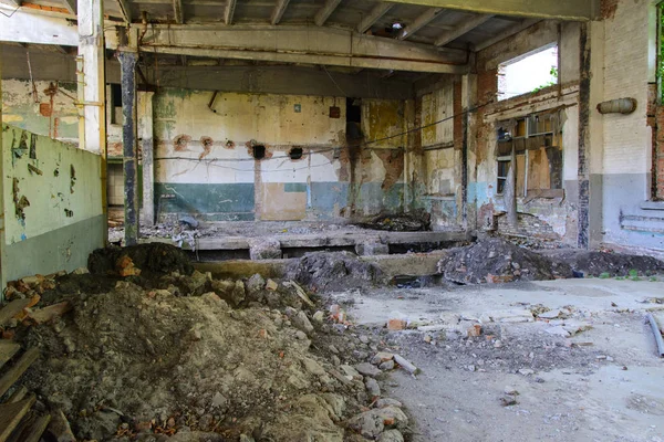 Das zerstörte Gebäude der Fabrikhalle, in dem — Stockfoto