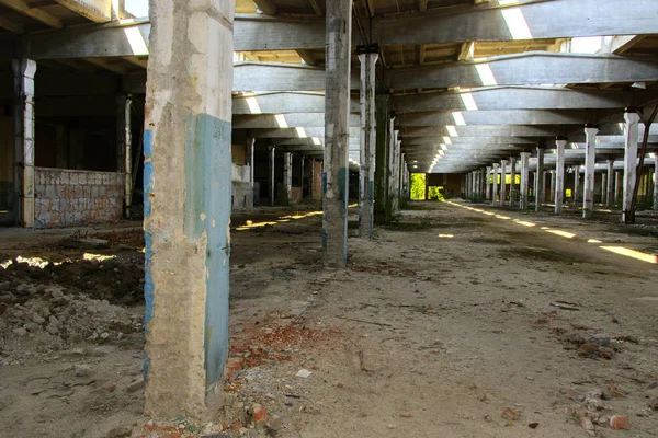 Den förstörda byggnaden av fabriken verkstaden som arbetade — Stockfoto