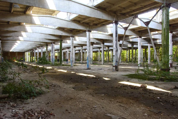 Yıkılan binanın çalıştı fabrika atölye 