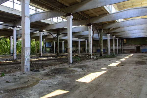 Разрушенное здание заводского цеха, в котором работал — стоковое фото