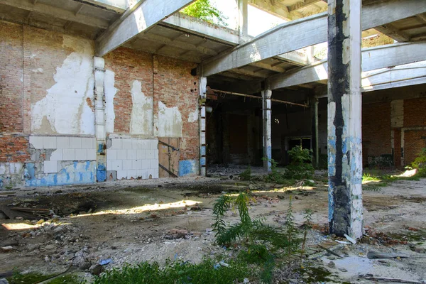 El edificio destruido del taller de la fábrica, que funcionó —  Fotos de Stock