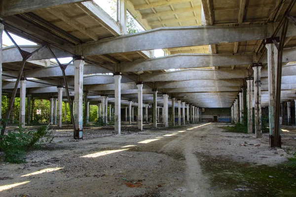 Das zerstörte Gebäude der Fabrikhalle, in dem — Stockfoto