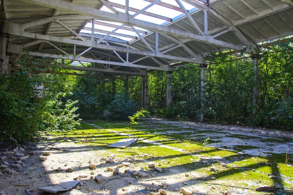 Yıkılan binanın çalıştı fabrika atölye 