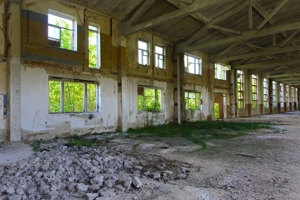 Das zerstörte Gebäude der Fabrikhalle, in dem — Stockfoto