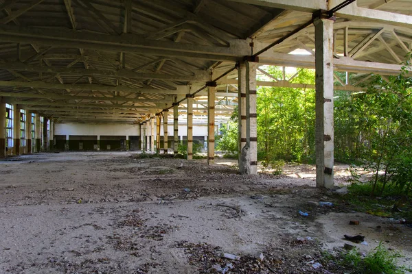 Yıkılan binanın çalıştı fabrika atölye 