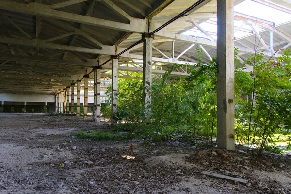 Den förstörda byggnaden av fabriken verkstaden som arbetade — Stockfoto