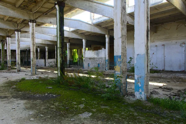 O edifício destruído da oficina da fábrica, que trabalhou — Fotografia de Stock