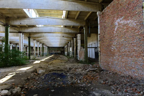 Den förstörda byggnaden av fabriken verkstaden som arbetade — Stockfoto