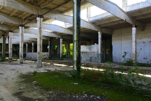 El edificio destruido del taller de la fábrica, que funcionó — Foto de Stock
