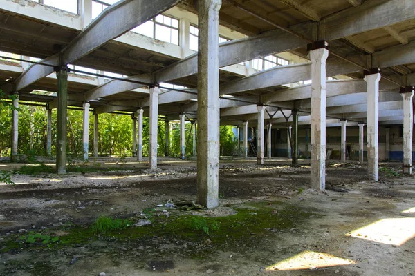 Das zerstörte Gebäude der Fabrikhalle, die für die — Stockfoto