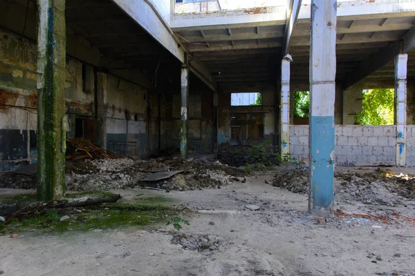 Den förstörda byggnaden av fabriken verkstaden som arbetade — Stockfoto