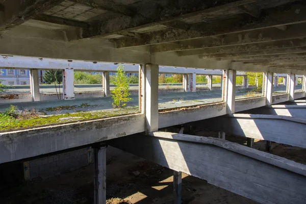 Das zerstörte Gebäude der Fabrikhalle, in dem — Stockfoto