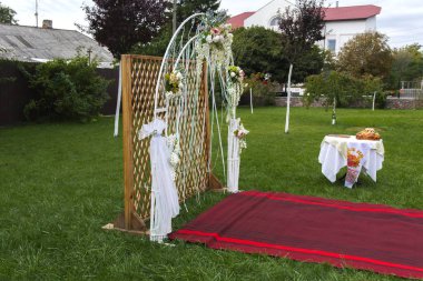 Düğün kemer şenlikte kırmızı halı ile. Ukrayna Çar