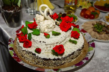 Düğün pastası masanın üzerinde. Düğün, kültür, etik t Ukrayna