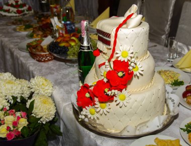 Düğün pastası masanın üzerinde. Düğün, kültür, etik t Ukrayna