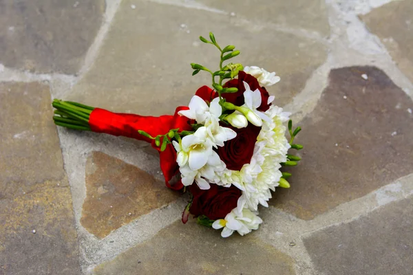 O buquê de casamento da noiva fica no chão de pedra. Ucrânia — Fotografia de Stock