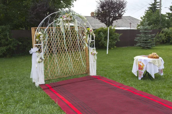 Arco de boda con una alfombra roja en la celebración. Ucraniano casado — Foto de Stock