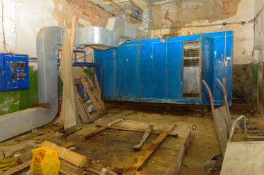 Eski hava işleme birimi. Harap ve terk edilmiş depolama Oda