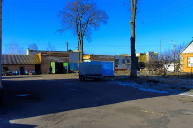 Tesislerinde bir tahrip ve yağmaladılar süt üretim tesisi. ,