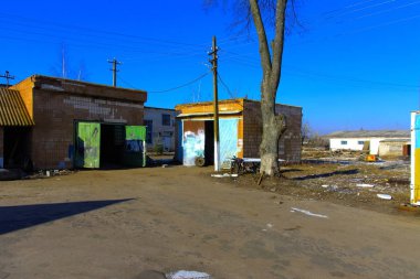 Tesislerinde bir tahrip ve yağmaladılar süt üretim tesisi. Akıncılar fabrika ele geçirdi. Vandalizm. Ukrayna, Ocak 2018.