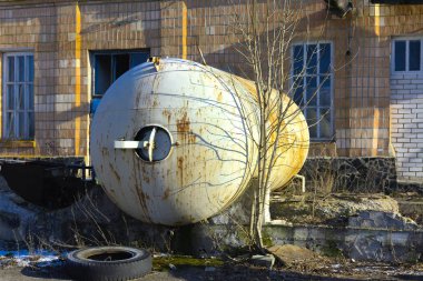 Eski süt depolama tankları. Tesislerinde bir tahrip ve yağmaladılar süt üretim tesisi. Akıncılar bitki ele geçirdi. Vandalizm. Ukrayna, Ocak 2018.