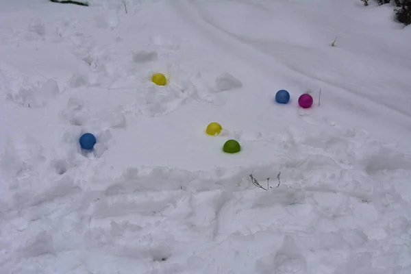 休暇と白と汚れた雪の背景とお祭り気分の日に個人の家の冬の中庭でランダムに散在している子供のおもちゃ — ストック写真