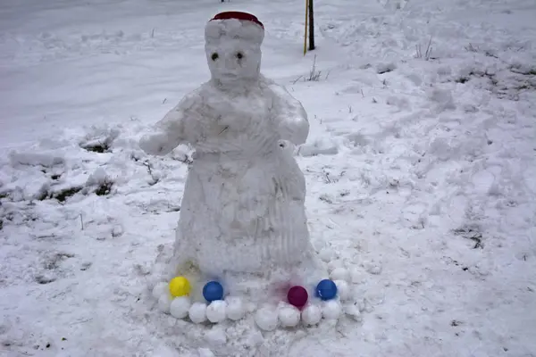 A terrible and ugly snowman made by children in the winter — Stock Photo, Image