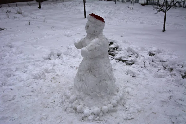 A terrible and ugly snowman made by children in the winter — Stock Photo, Image