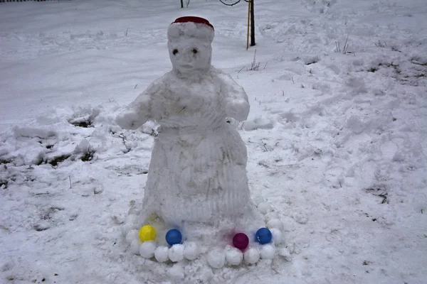 A terrible and ugly snowman made by children in the winter — Stock Photo, Image