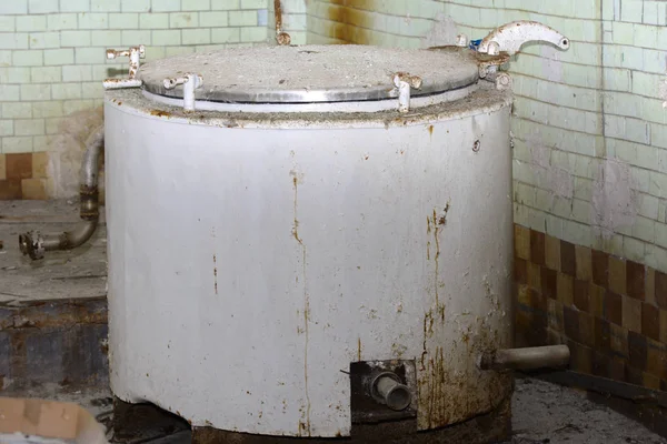 大きい古いさびたと解体のタンク壁に放棄し 破壊された工場で牛乳を収集します 破壊や破壊行為 ウクライナ — ストック写真
