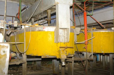 Süt toplamak için a büyük eski sökülmüş ve paslı tank bir 