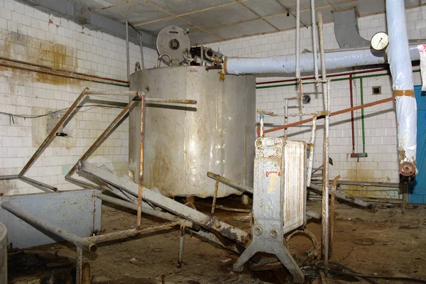 大きい古いさびたと解体のタンク壁に放棄し 破壊された工場で牛乳を収集します 破壊や破壊行為 ウクライナ — ストック写真