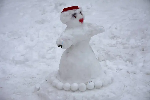 ひどい醜い雪だるまは再び子どもたちが雪の中から彫刻 — ストック写真