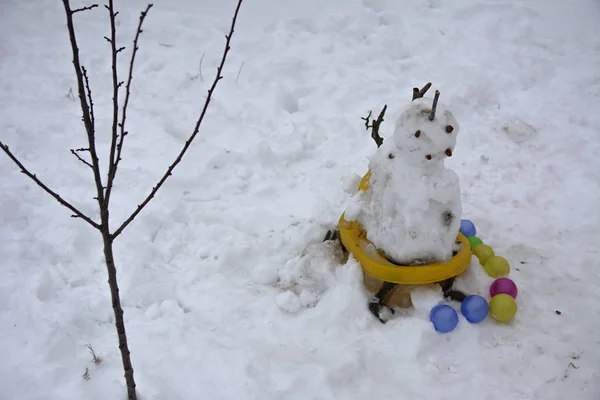 A terrible ugly snowman sculpted from the snow by children again — Stock Photo, Image