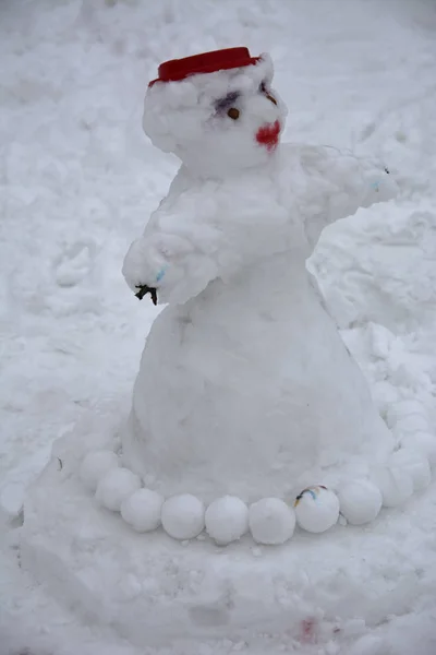 Een verschrikkelijk lelijk sneeuwpop gebeeldhouwd uit de sneeuw door kinderen weer — Stockfoto