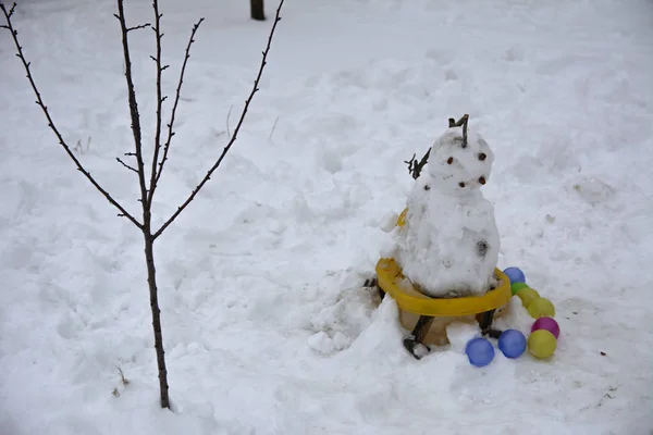 ひどい醜い雪だるまは再び子どもたちが雪の中から彫刻 — ストック写真