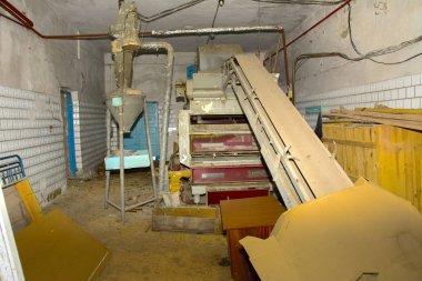 Bir ab süt üretimi eski paslı ve demonte için donatım